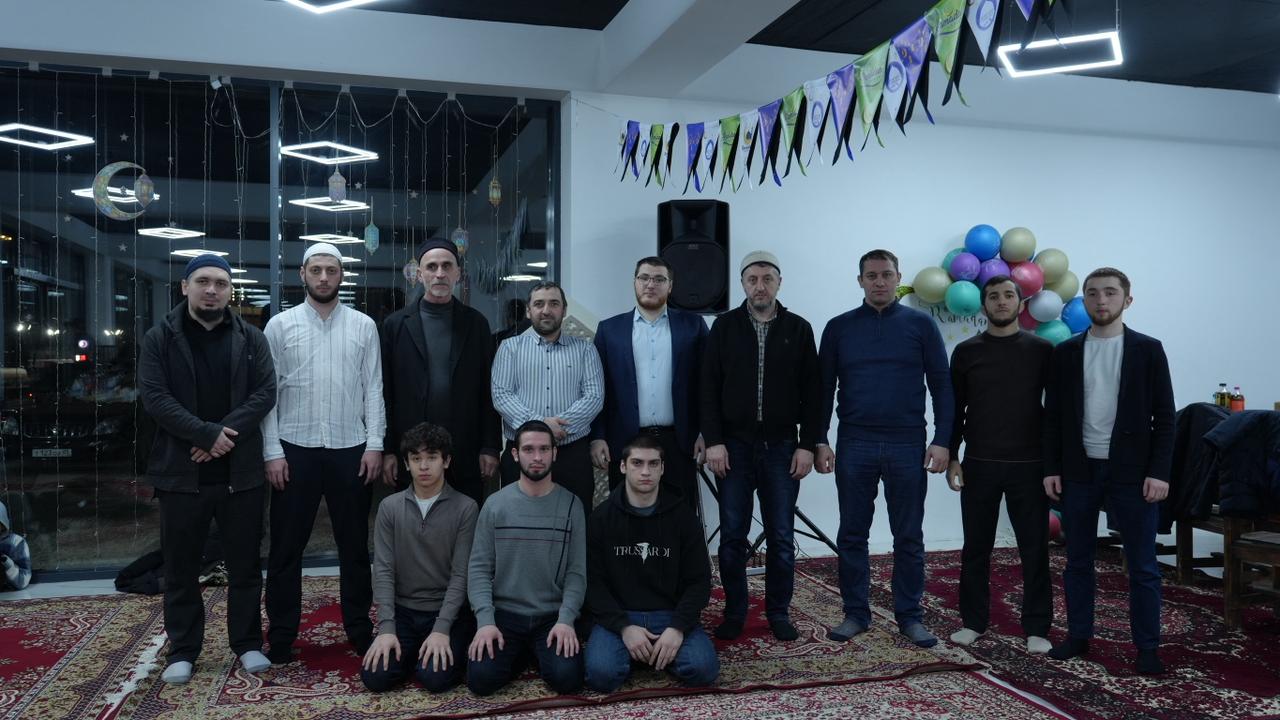 Руководство и сотрудники Гуманитарно- педагогического колледжа посетили зиярат Саида Афанди в селе Чиркей.